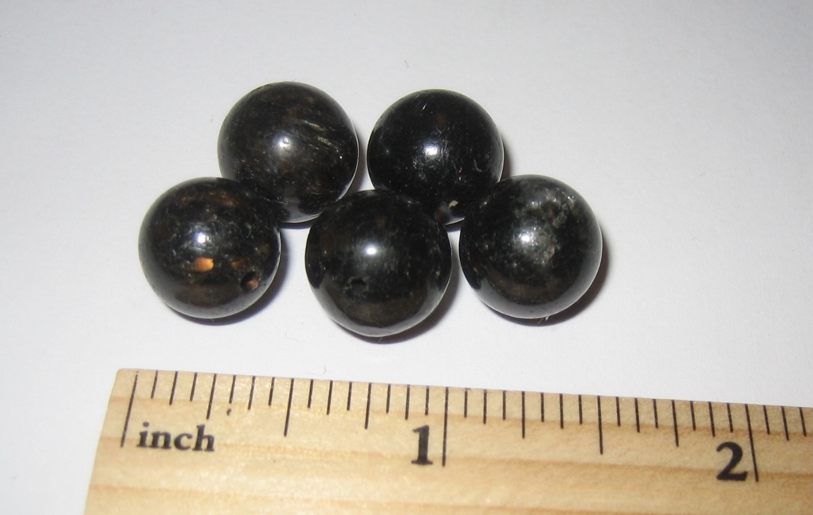 5 POLISHED 12mm AUTHENTIC NUUMMITE STONE MINERAL DRILLED BEADS GREENLAND 14g *2