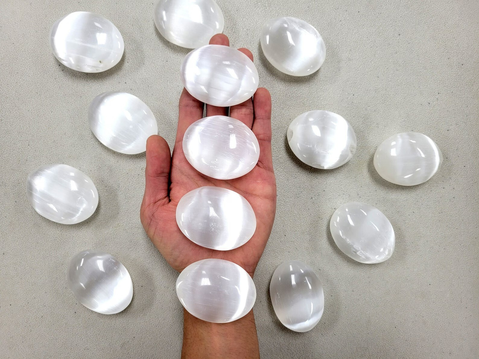 5-6CM Natural Selenite Tumbled Stone Healing Crystal Pocket Palm Stone Gift 1pcs