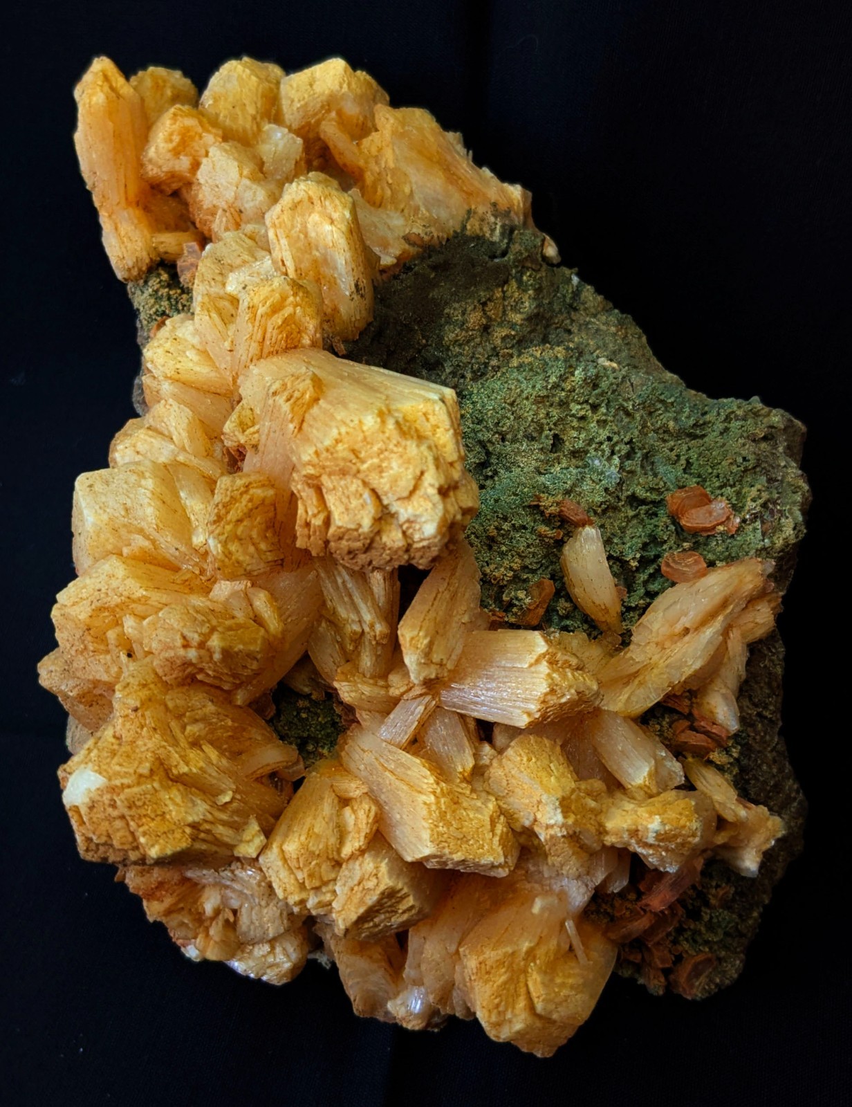RED BROWN STILBITE BOWS FORMATION ON GREEN MATRIX MINERALS SPECIMEN