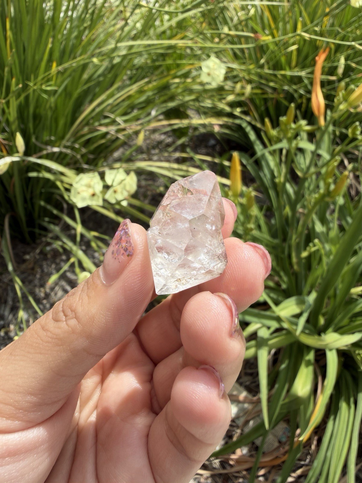 Natural Enhydro Quartz w/ Moving Bubble &/or Carbon/Black Inclusions,A428