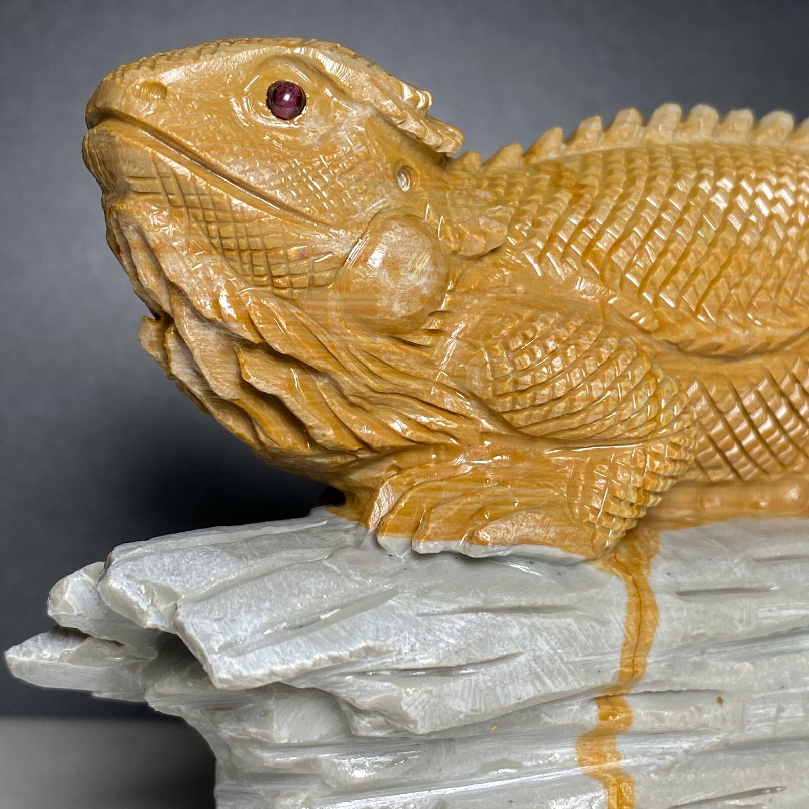 Natural Crystal Cluster Quartz Mineral Specimen Songhua Stone Handcarved Lizard