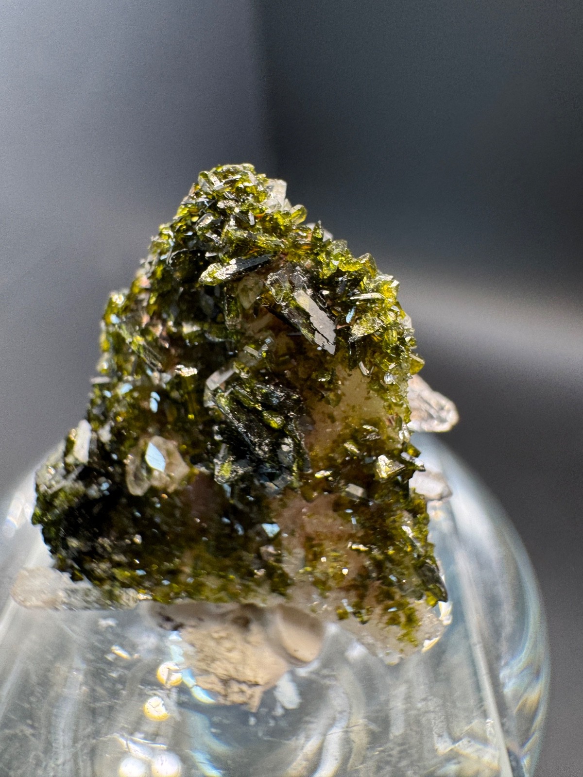 6369 Sparkling Green Epidote and Quartz Points in Perky Box Si Chuan