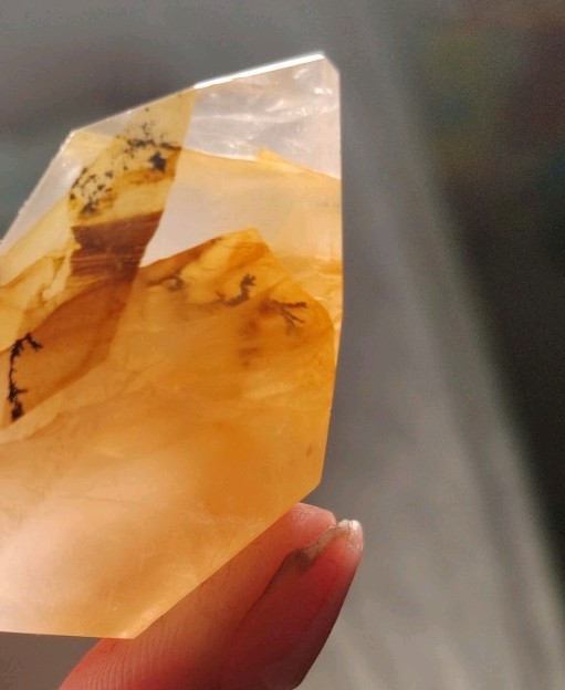 High-Quality Dendritic Golden Healer Quartz Cut Point – 2.2″