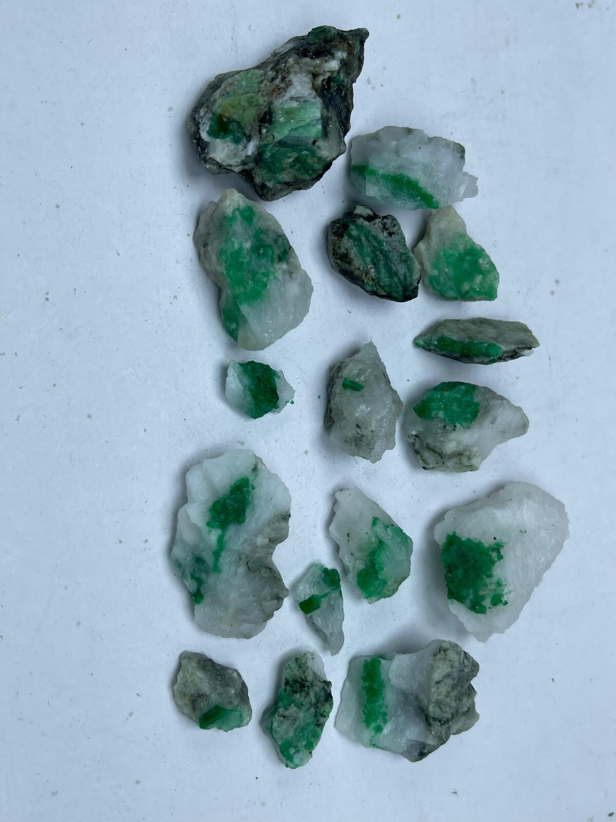 Natural rare vivid green emerald in Quartz matrix mineral specimens 16 pieces…