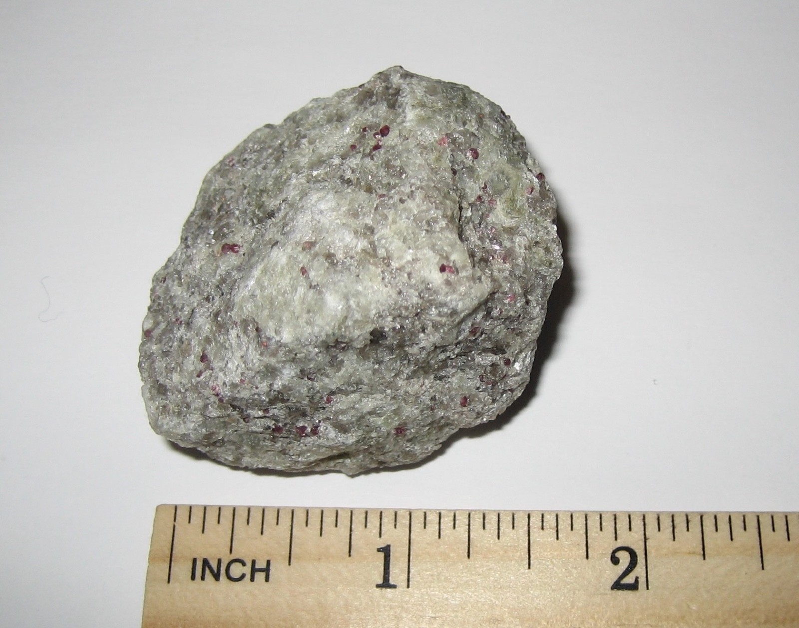 1.7″ RARE GREEN MOONSTONE & RED GARNET CRYSTAL STONE NEW HAMPSHIRE, USA 69.5g *1