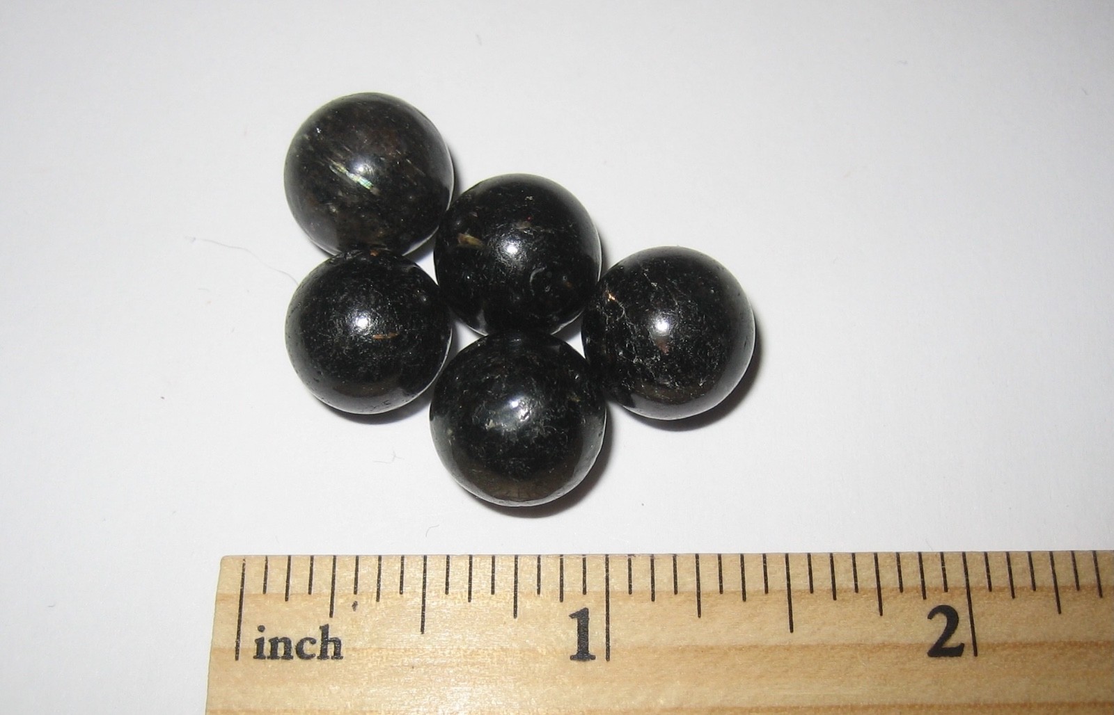 5 POLISHED 12mm AUTHENTIC NUUMMITE STONE MINERAL DRILLED BEADS GREENLAND 14g *2
