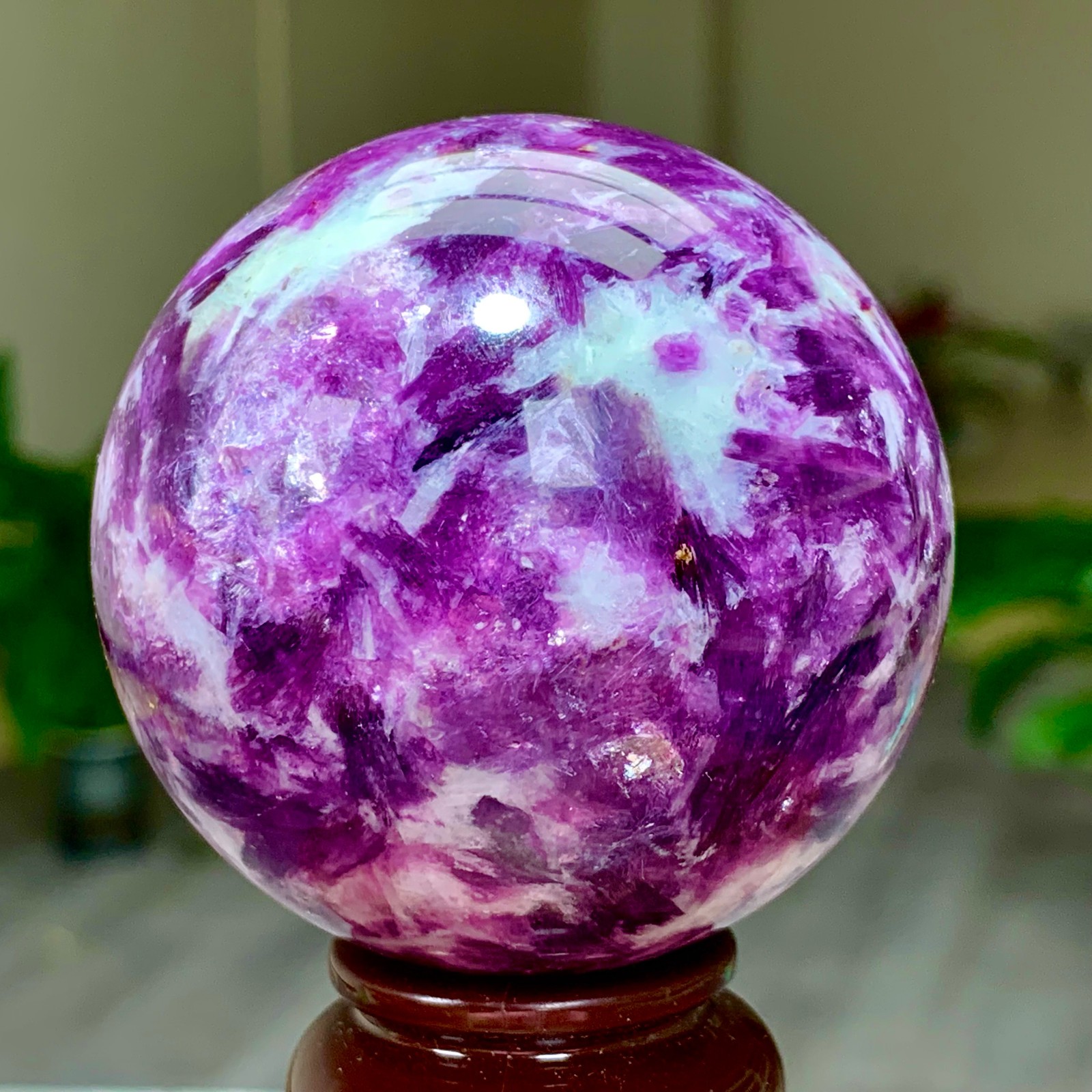 310G Natural Beautiful Purple Lithium Mica Crystal Spherical Mineral Sample