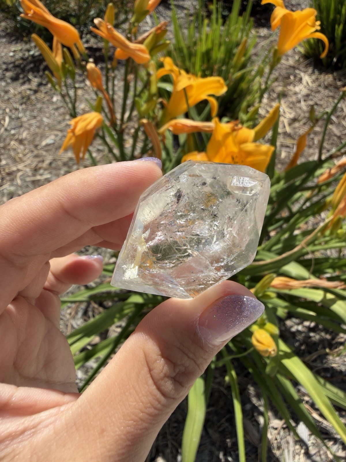 Natural Enhydro Quartz w/ Moving Bubble &/or Carbon/Black Inclusions,A484