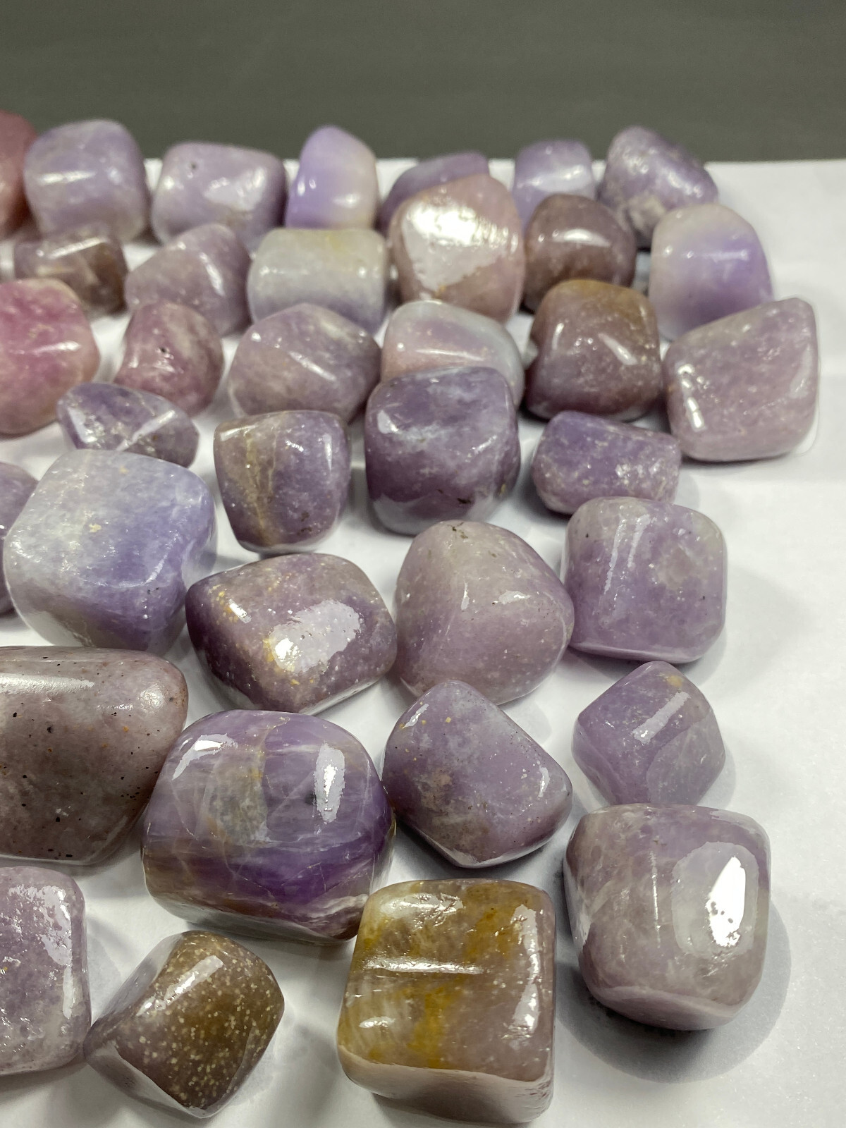“Balochistan Lepidolite Masterpiece: 1520g Exquisite High-Polish Tumbled Stone”