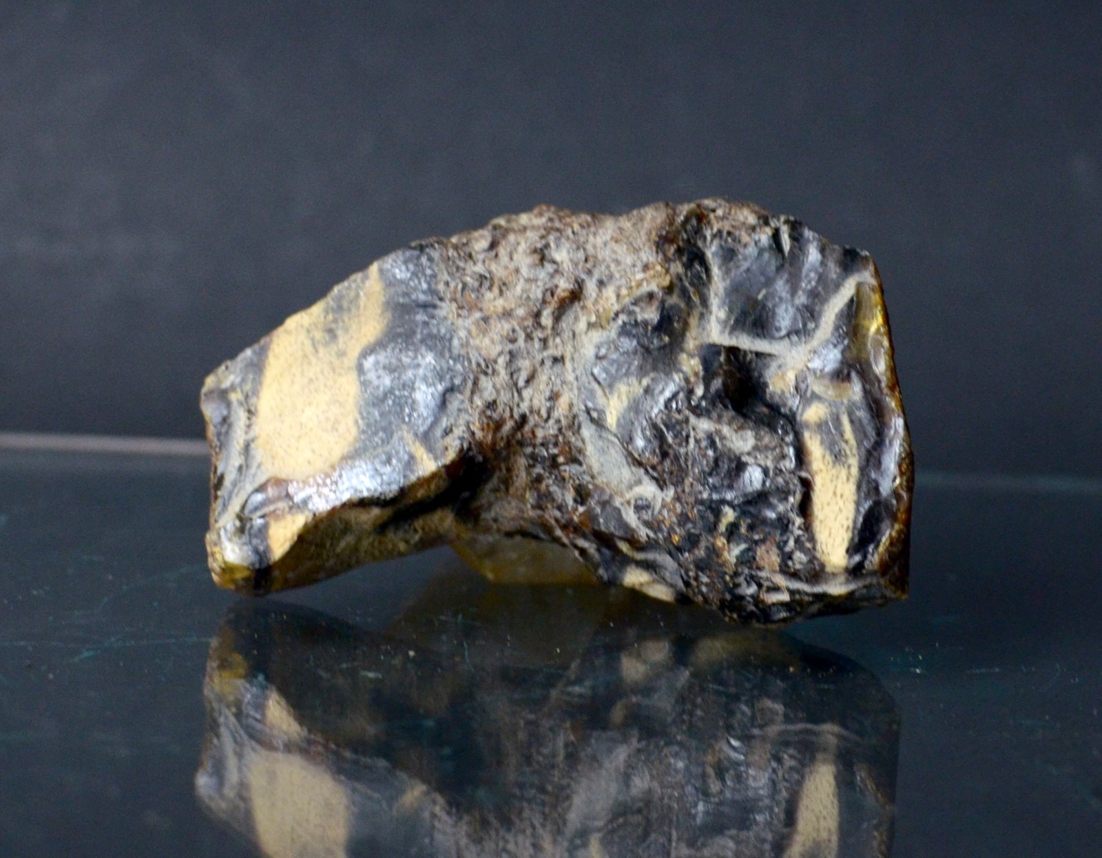 Polished Blue Amber | UV Reactive Amber Indonesia B116