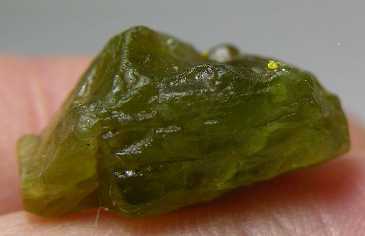 13.65ct Vietnam Dac Lak 100% Natural Rough Peridot Crystal Specimen 17mm 2.70g
