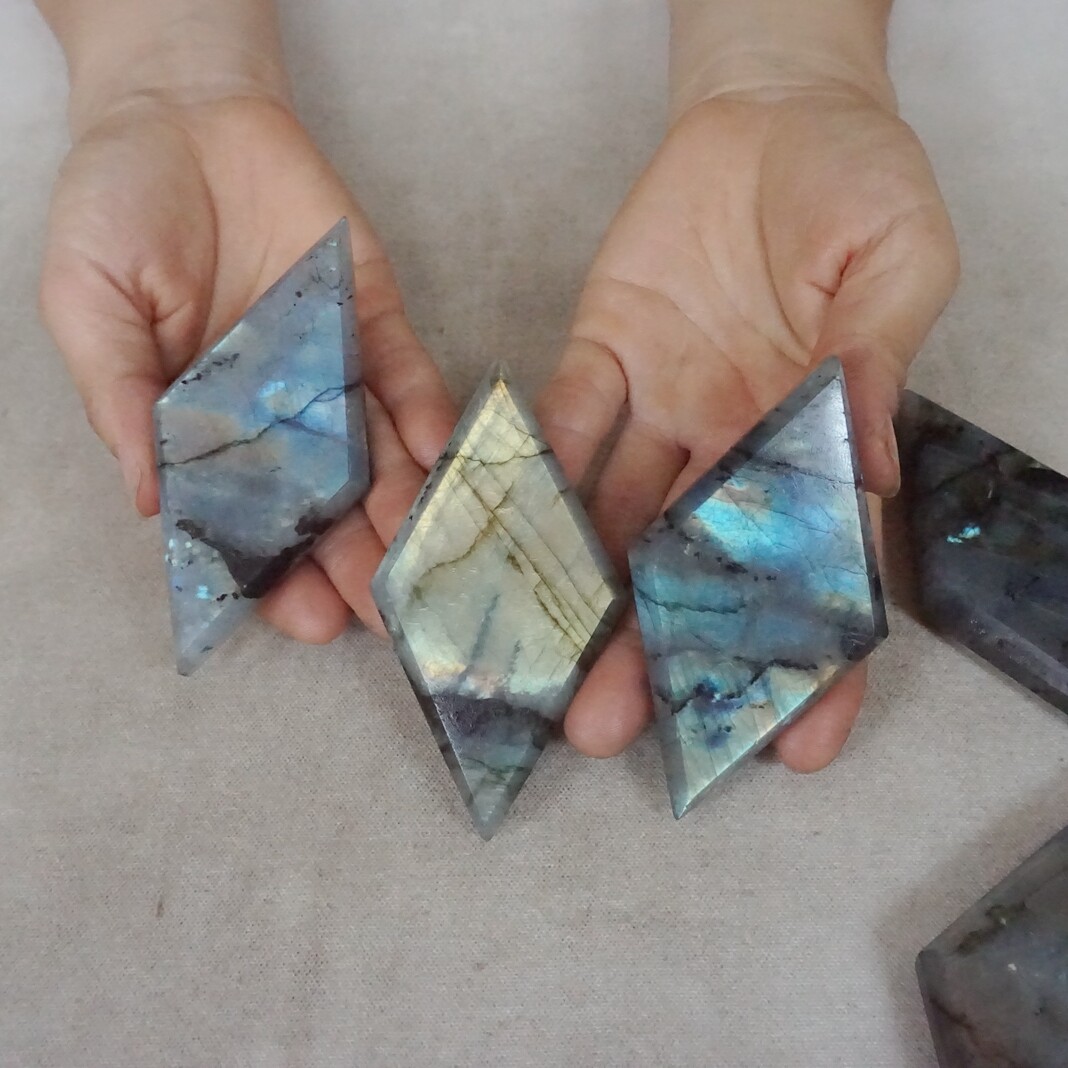 2.2LB 12Pcs Natural Rainbow Labradorite Quartz Crystal Rhombus Palm Healing