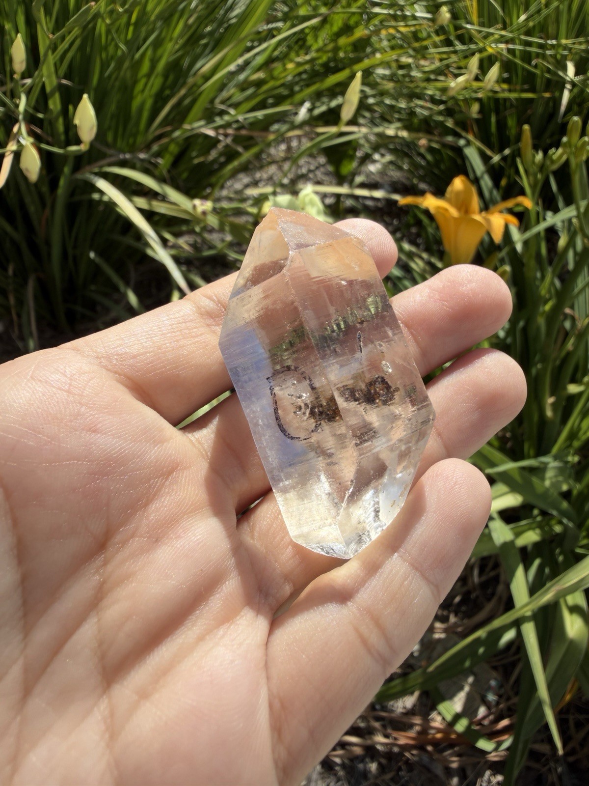 Natural Enhydro Quartz w/ Moving Bubble &/or Carbon/Black Inclusions,A439