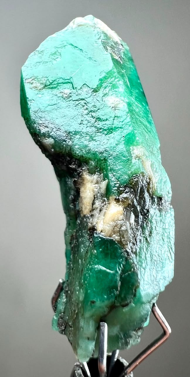 10CT, Natural Top Green Emerald Long Crystal From Panjshir Afghanistan