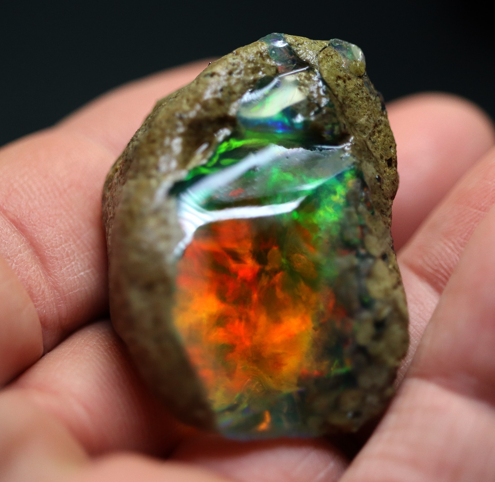 Flashy Opal rough. 140.25 carats, 28 g. 43 mm. Wegal Tena mine, Ethiopia