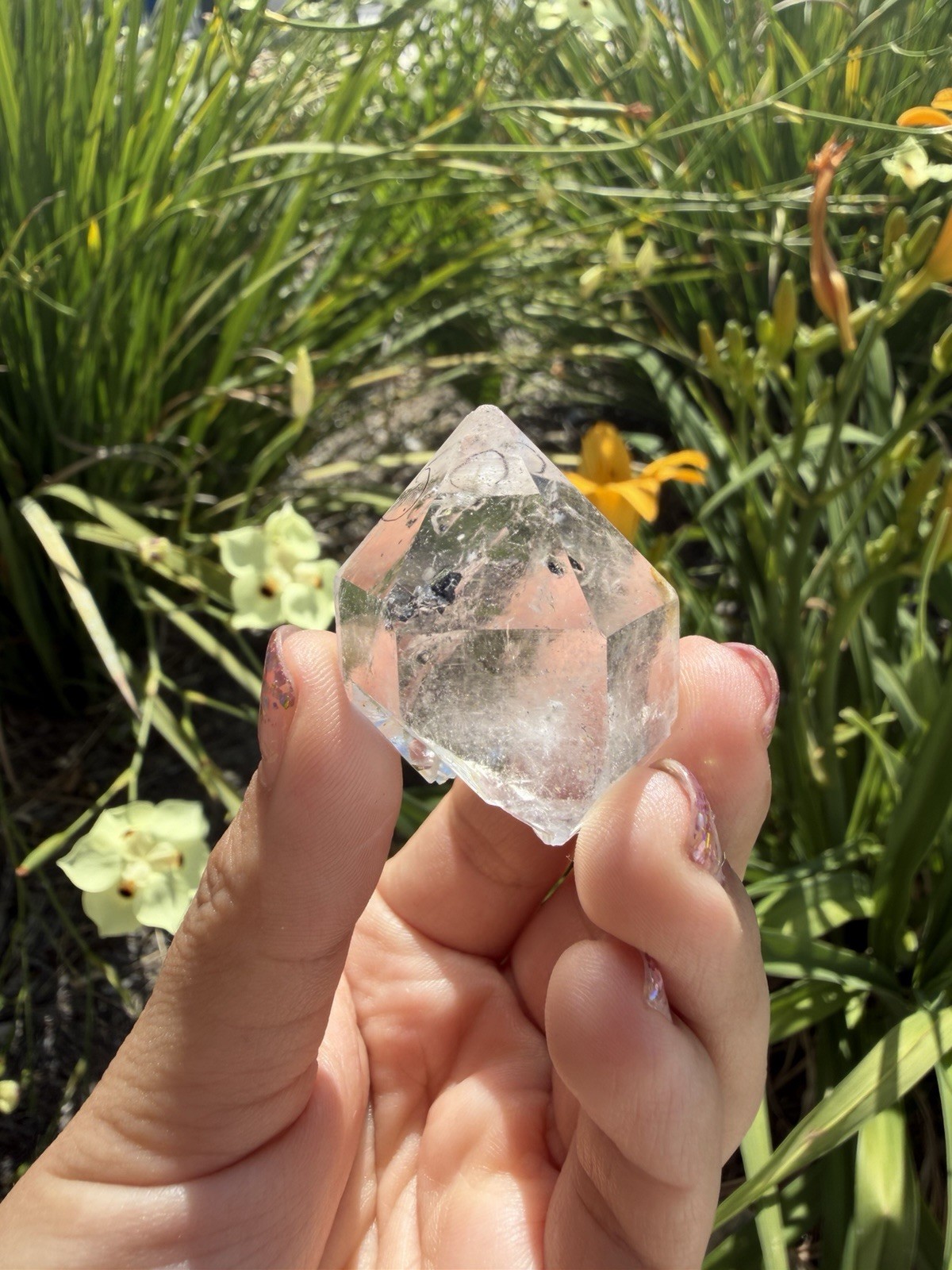 Natural Enhydro Quartz w/ Moving Bubble &/or Carbon/Black Inclusions,A444