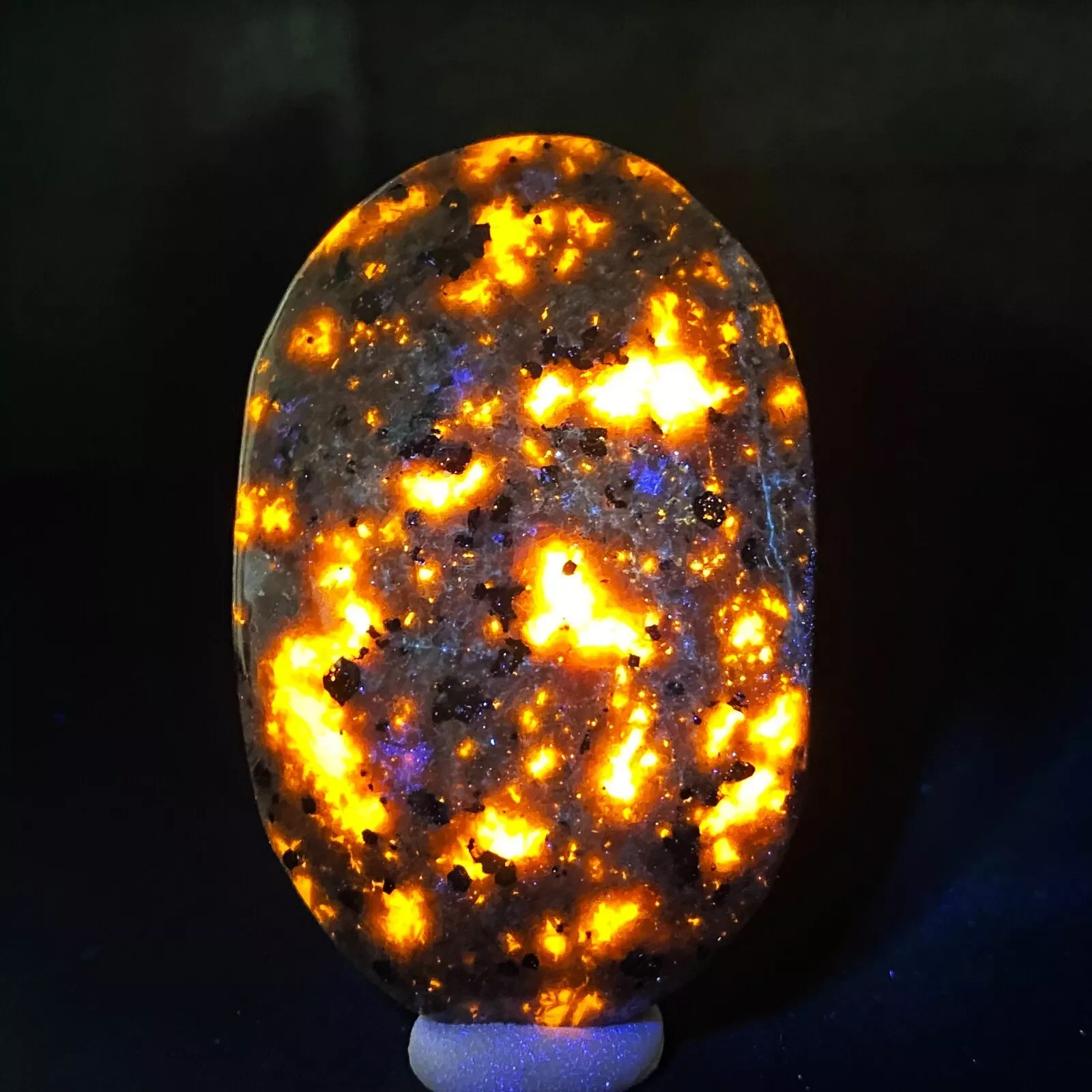 2025HOT! Yooperlite Palmstone UV Reactive Fluorescent Glowing Fire Rocks Stone