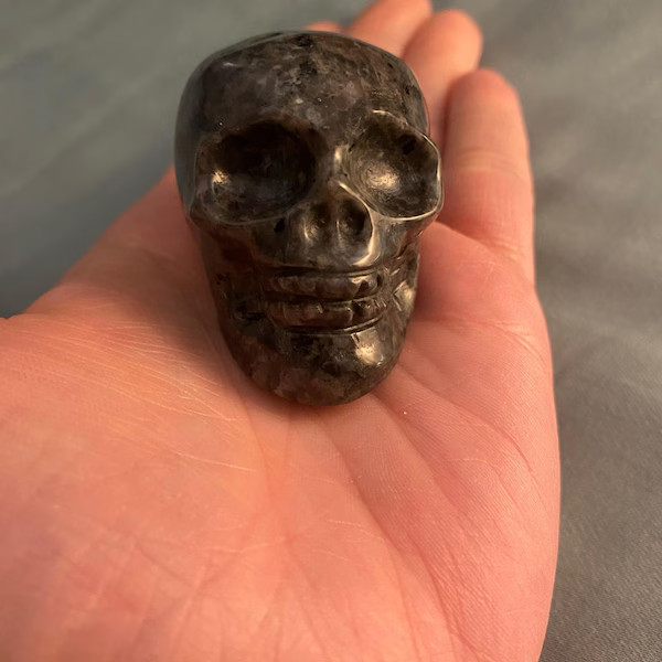 Yooperlite Skull Figurine UV Reactive Glowing Fluorescent Crystal Skull Carving