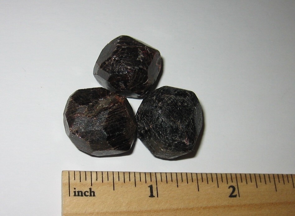 3 BEAUTIFUL SMALL NATURAL 0.7″-0.8″ RED ALMANDINE GARNET CRYSTAL MINERALS 44g *3