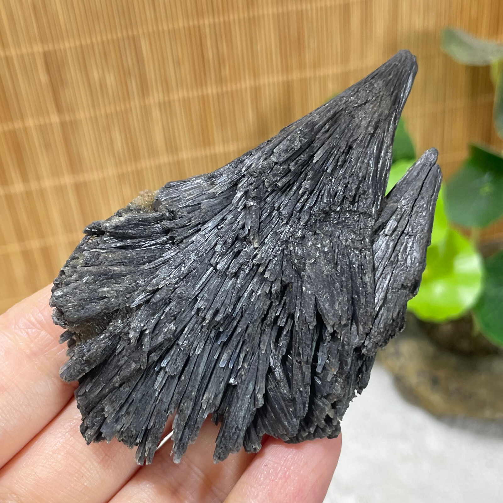 68g Natural Irregular natural black crystal cluster mineral specimen（dian qishi）