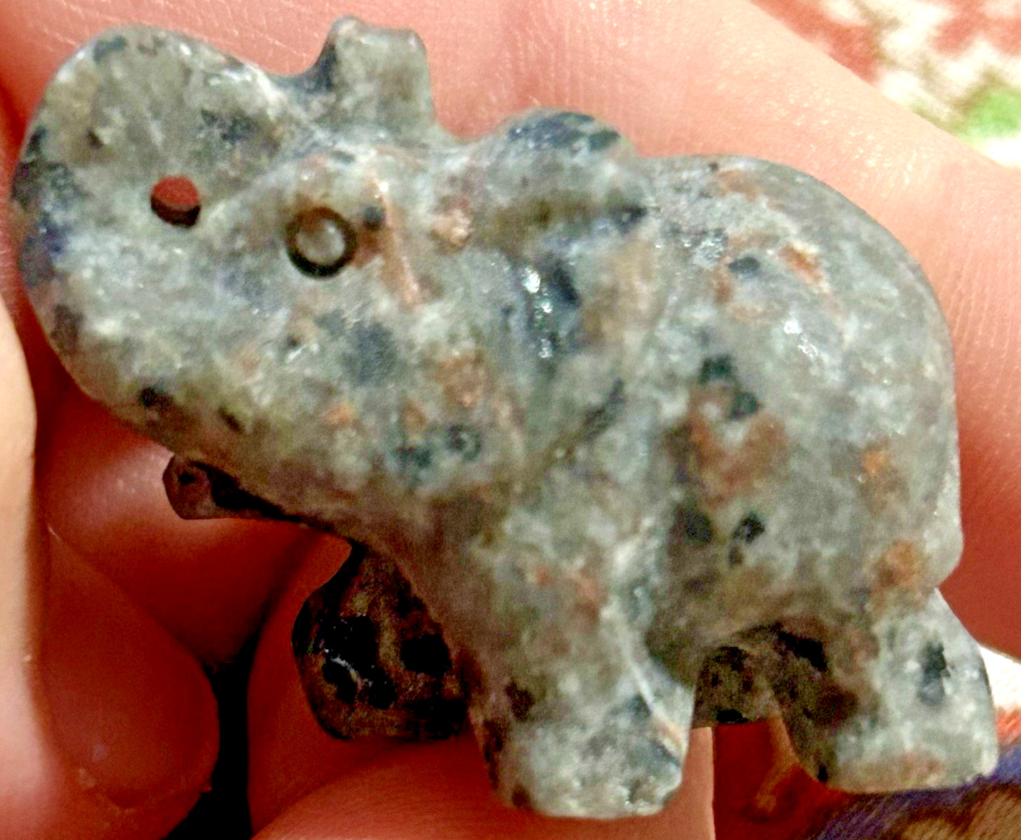 Yooperlite Uv Reactive Elephant Crystal Carving Natural Stone