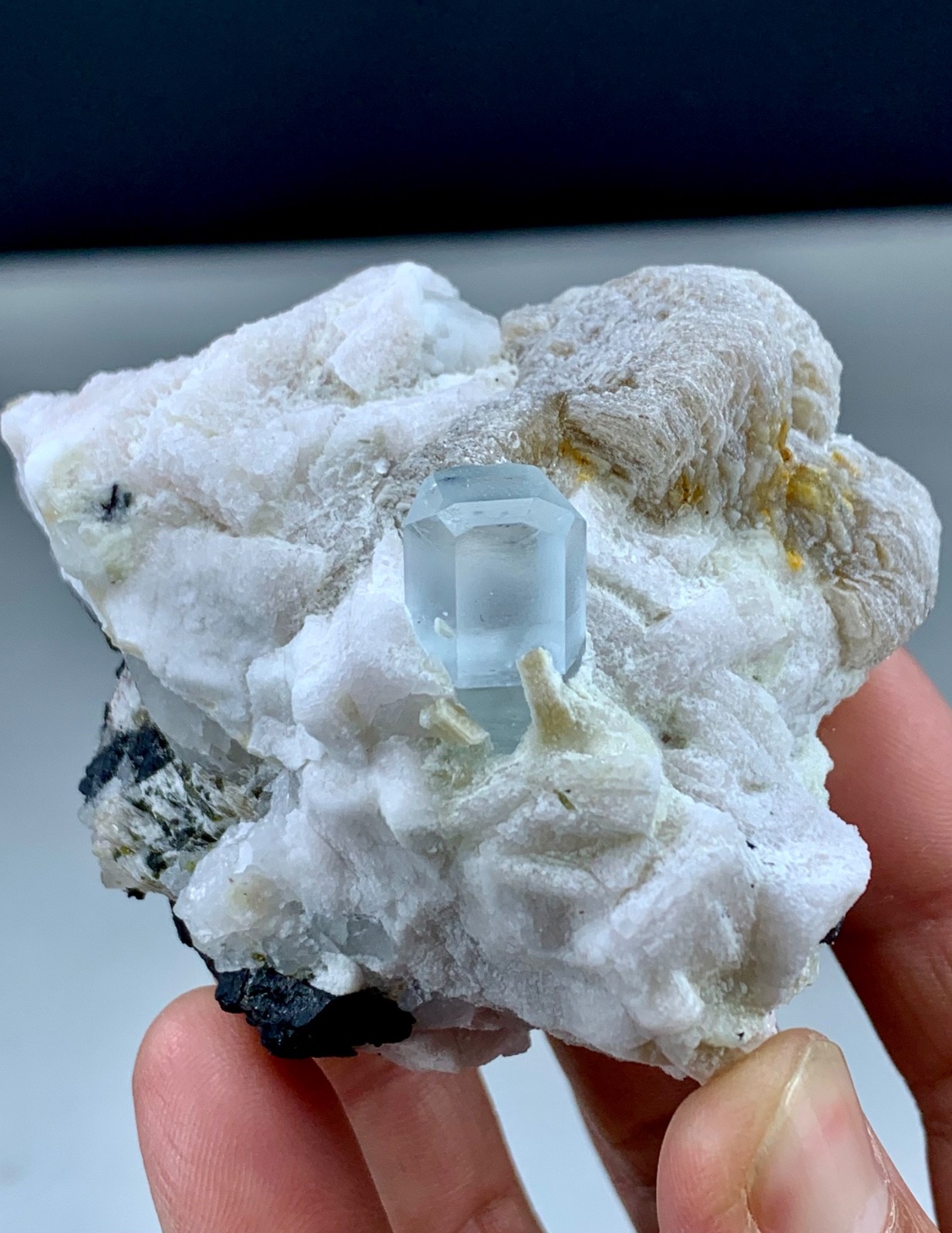 192g Natural Aquamarine Crystal Having Transparency & Multi Faces Combine Mica