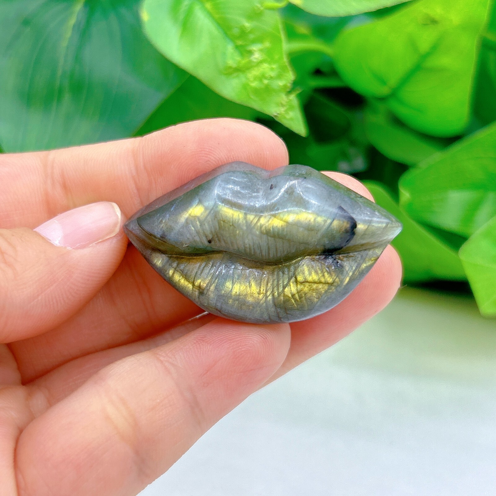 Natural labradorite Lips Hand Carved crystal crystal Healing