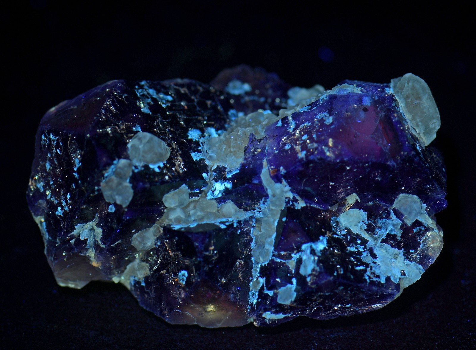 Fluorite crystals with Calcite, fluorescent. Muzquiz, Mexico. 76 grams.