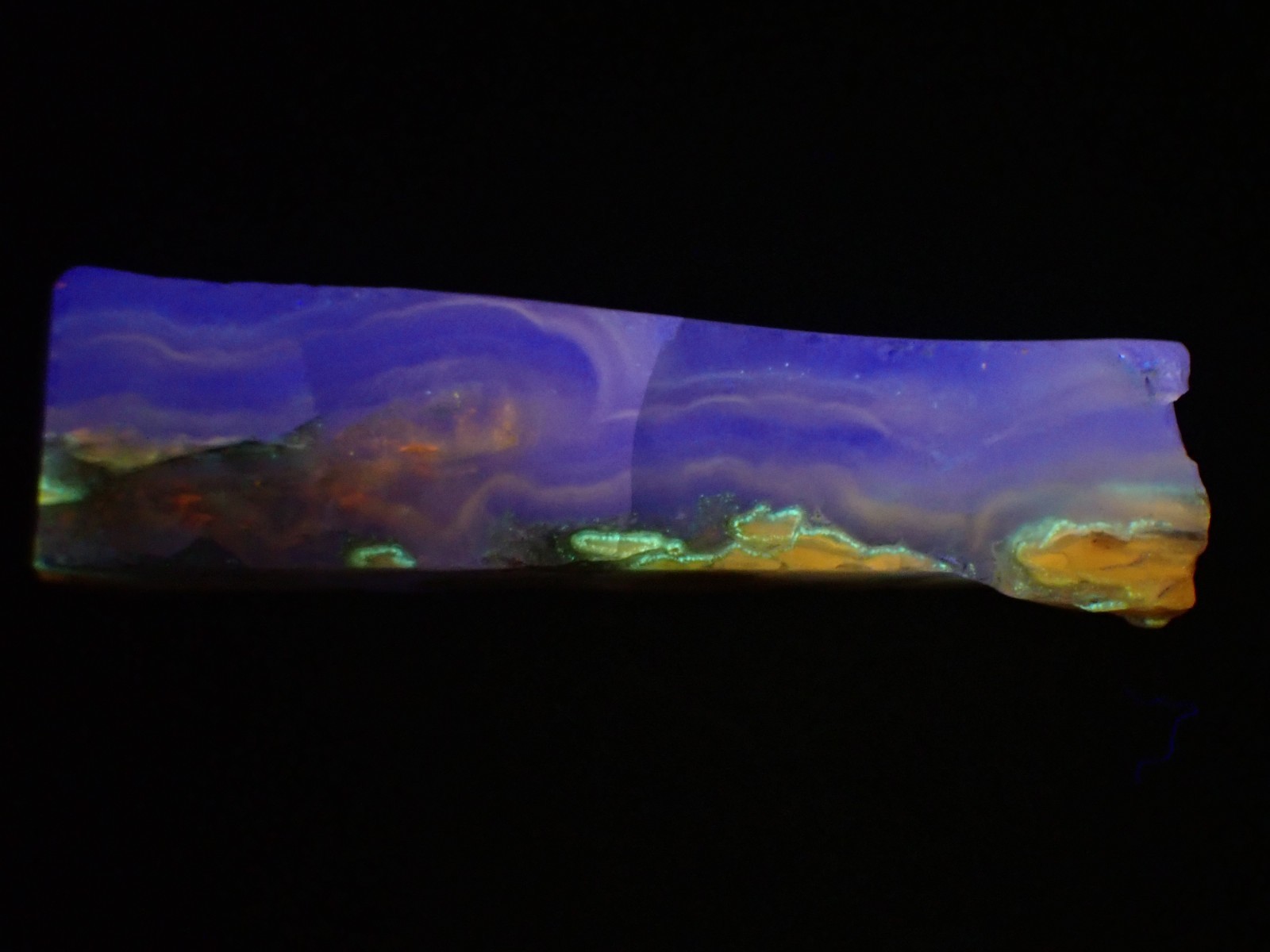 Beautifully fluorescent Hokkaidoite and opals containing organic minerals B262