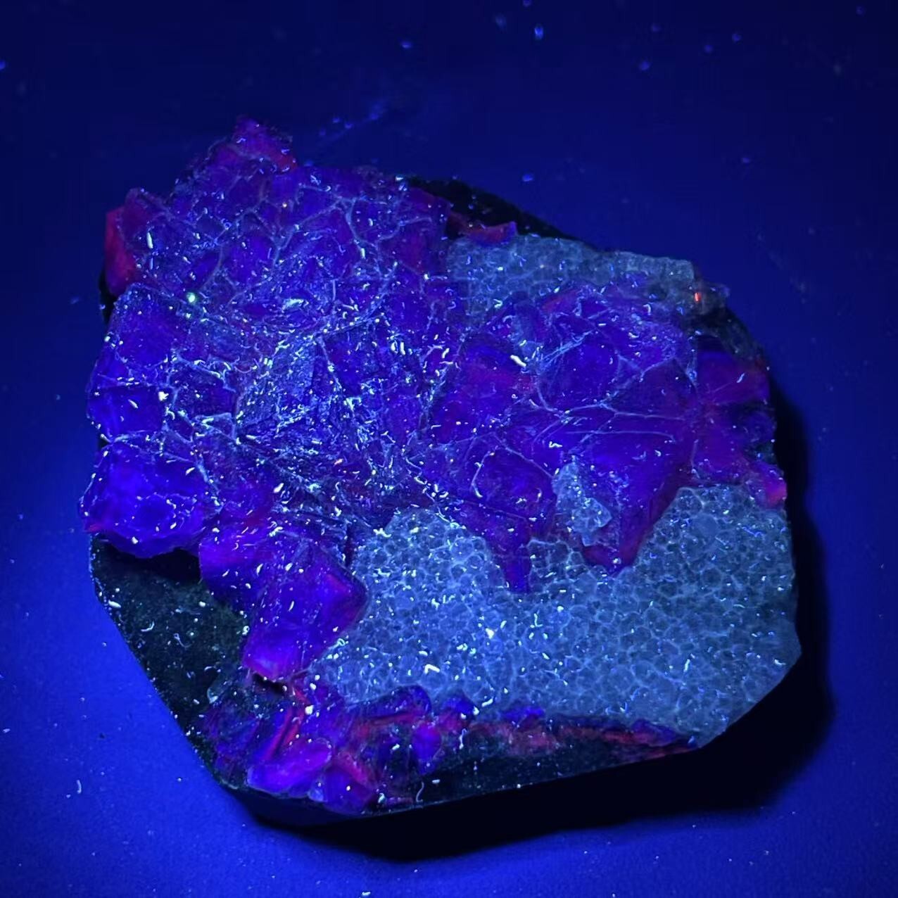 100% natural blue fluorite, clean quartz, UV blue mineral specimen from Fujian