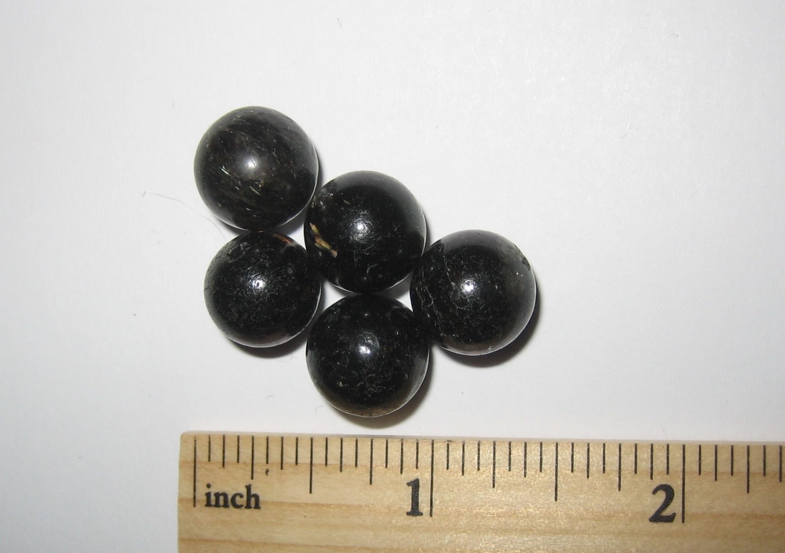 5 POLISHED 12mm AUTHENTIC NUUMMITE STONE MINERAL DRILLED BEADS GREENLAND 14g *2