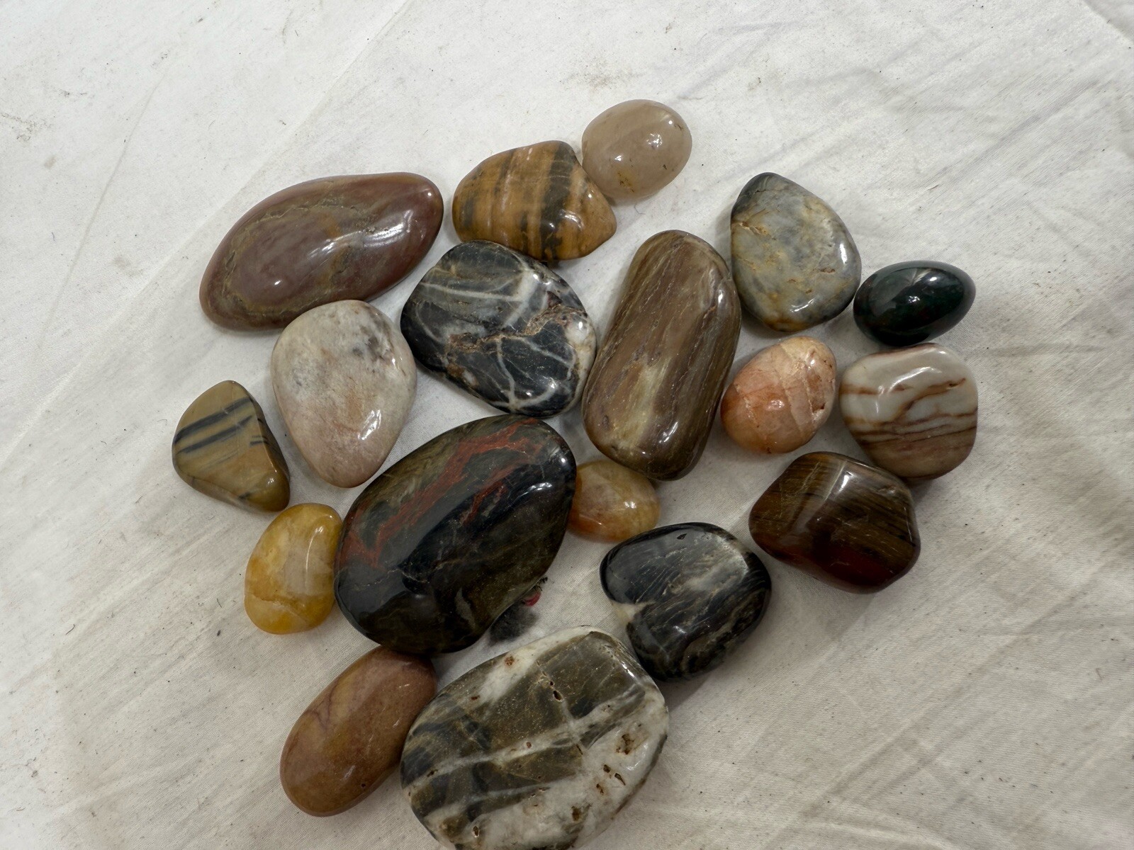 Mixed Lot Of 18 Tumbled Polished Rocks And Crystal Different Sizes And Minerals