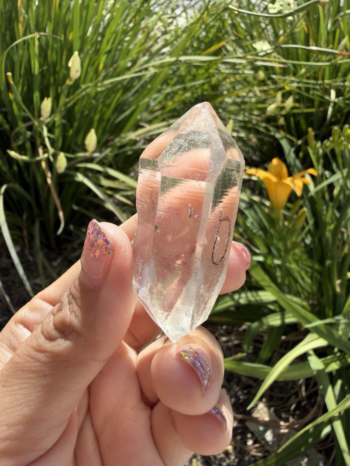 Natural Enhydro Quartz w/ Moving Bubble &/or Carbon/Black Inclusions,A439