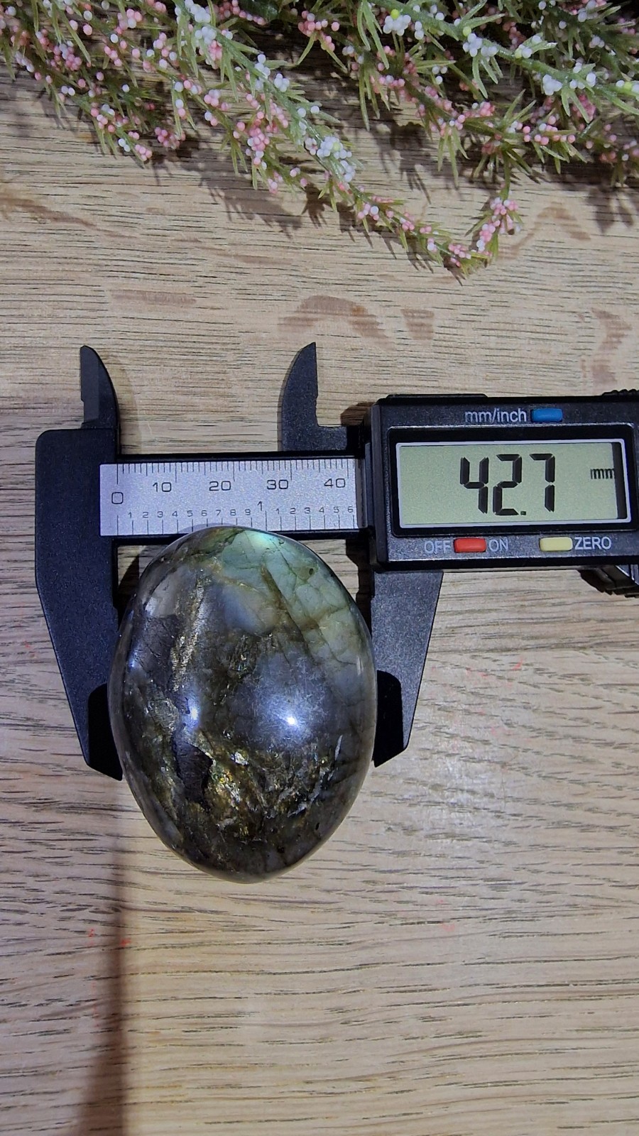 Labradorite Crystal Palmstone Multicoloured Flash 99g