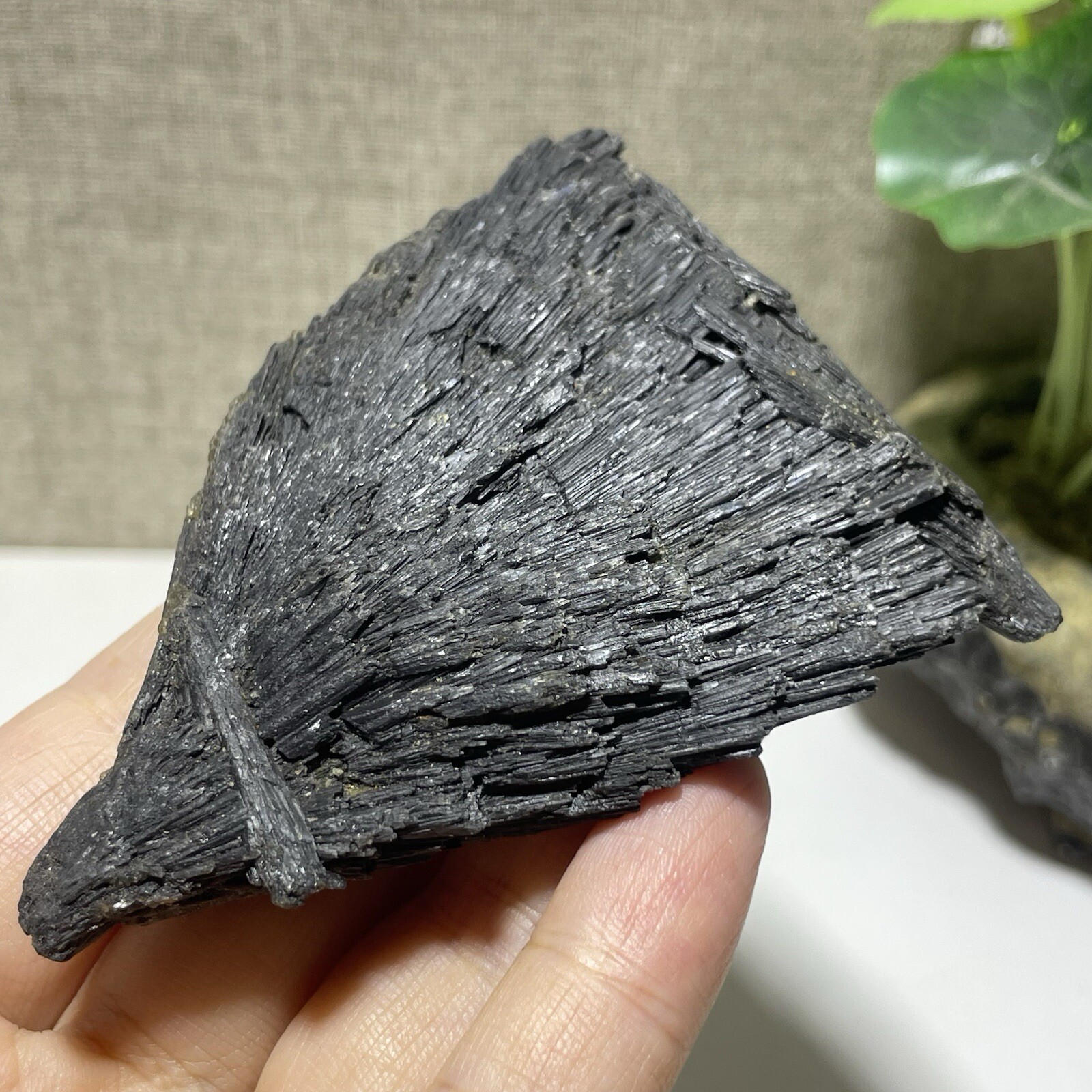 Natural Irregular natural black crystal cluster mineral specimen（dian qishi）105g