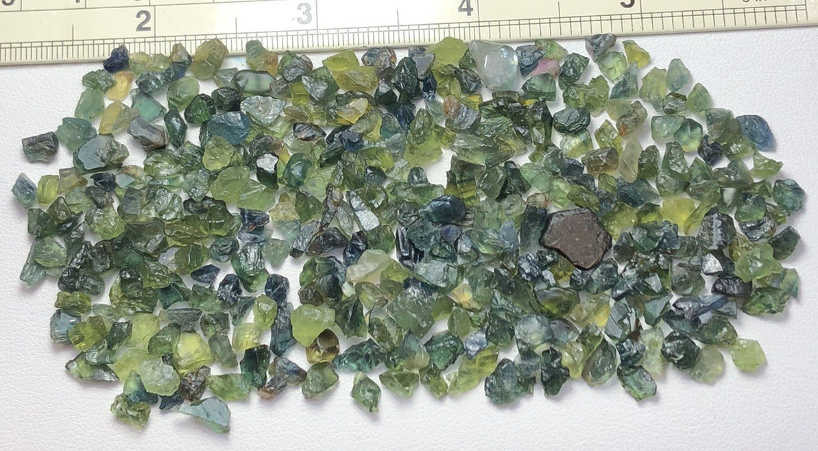 R200CRT/Beautiful Natural Rough Green Sapphire Parcel Ready For Mm Size Cutting