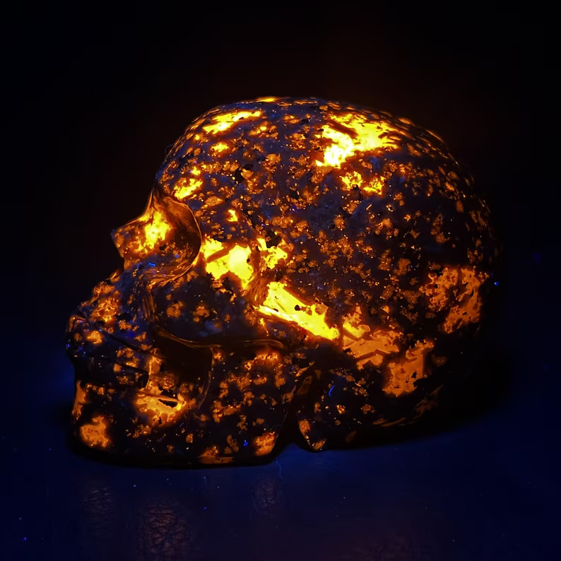 Yooperlite Skull Figurine UV Reactive Glowing Fluorescent Crystal Skull Carving
