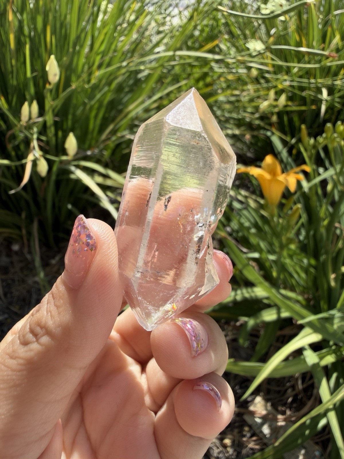 Natural Enhydro Quartz w/ Moving Bubble &/or Carbon/Black Inclusions,A439