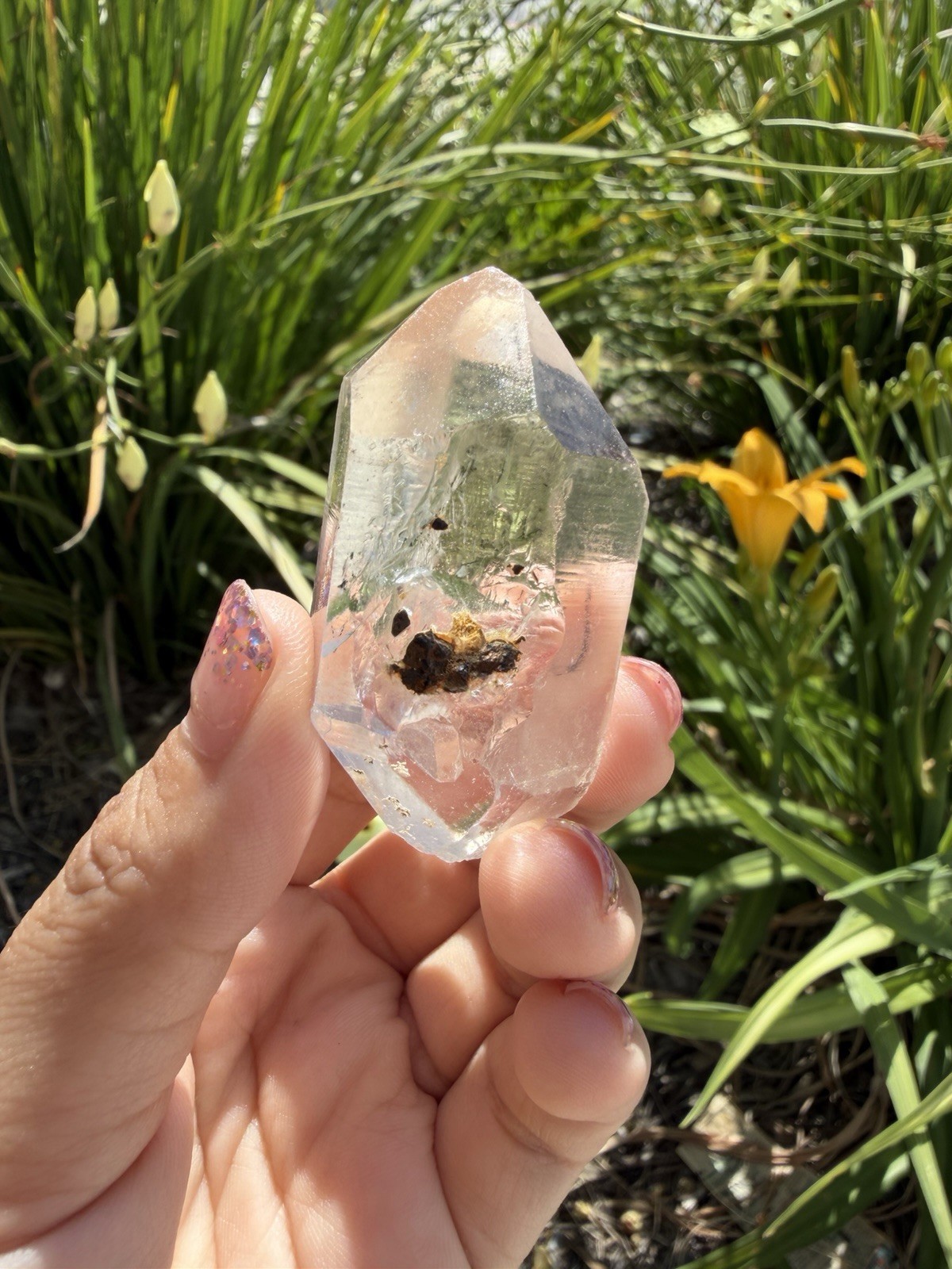 Natural Enhydro Quartz w/ Moving Bubble &/or Carbon/Black Inclusions,A439