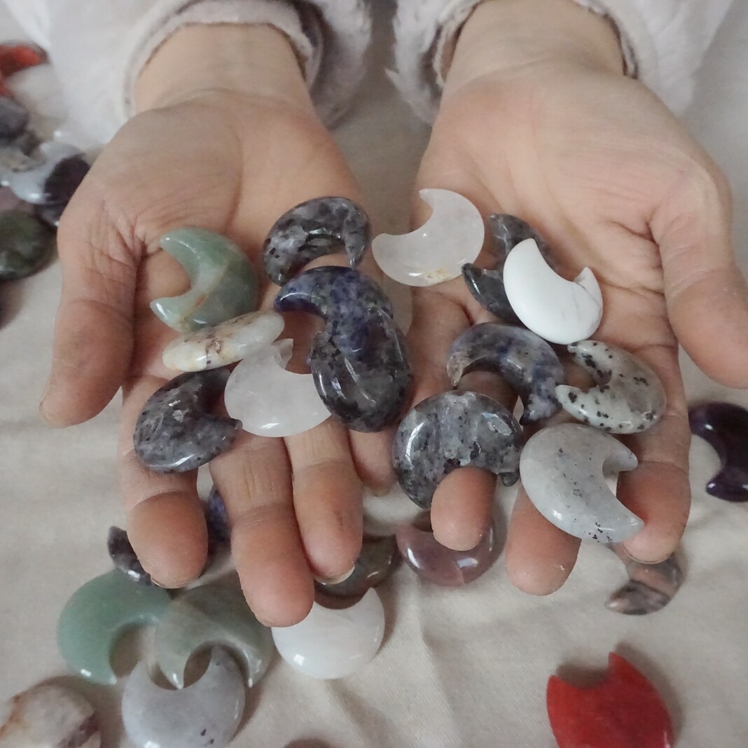 2.2LB 100Pcs Tiny Natural Quartz Crystal Jasper Moon Diverse Rock Tumble Healing