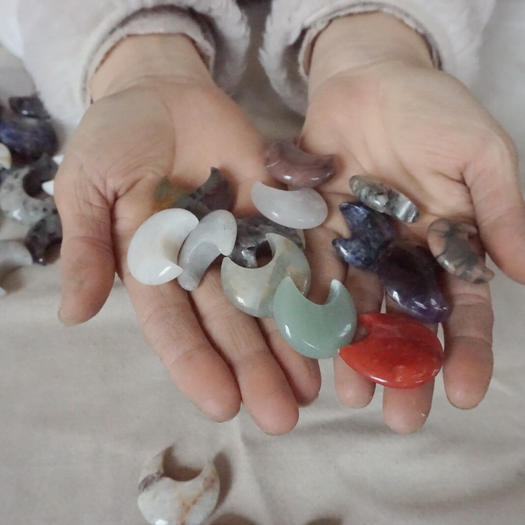 2.2LB 100Pcs Tiny Natural Quartz Crystal Jasper Moon Diverse Rock Tumble Healing