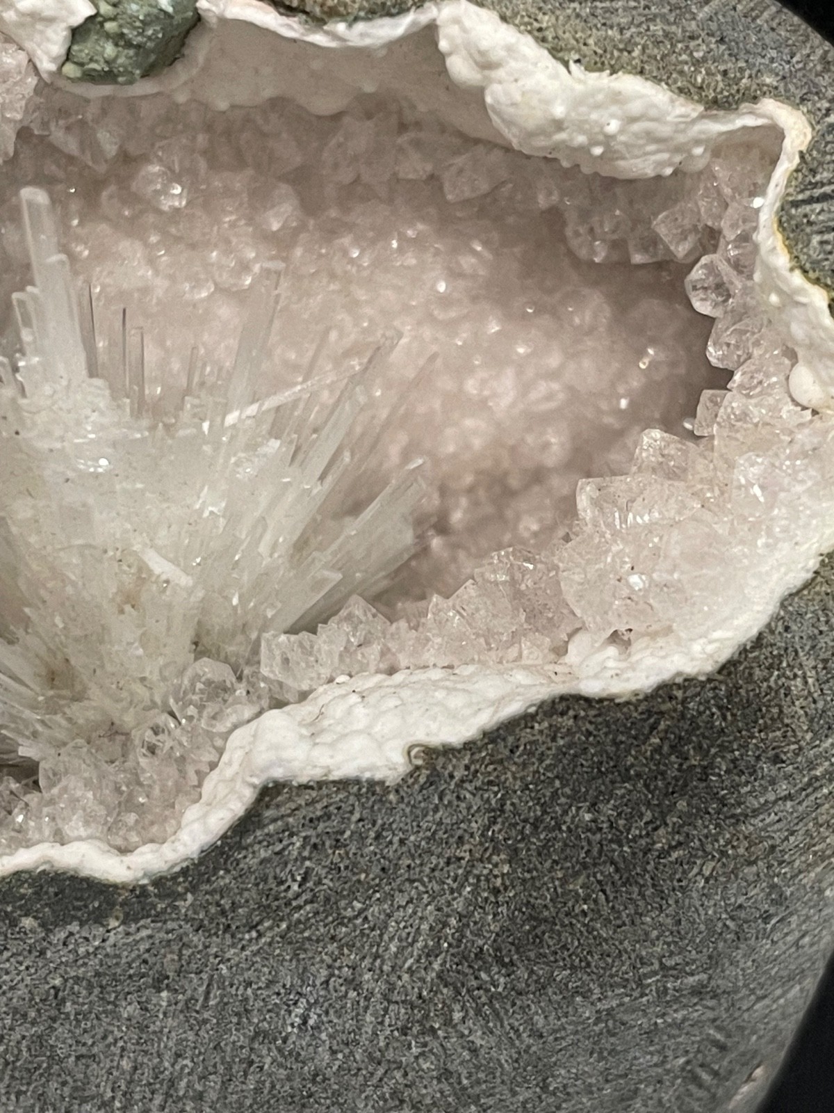 Scolecite spray in cluster in natural quartz in mm W/ formation of geode