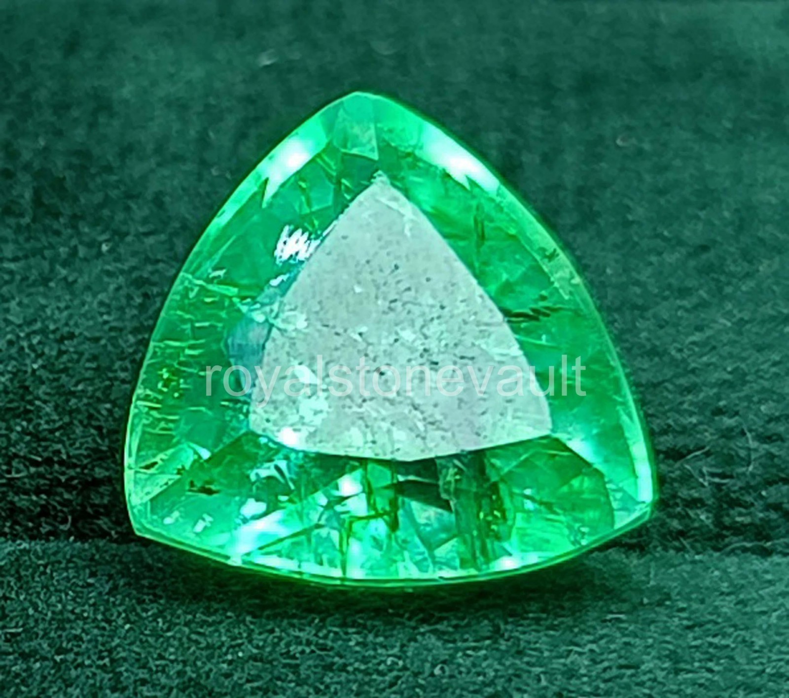 IGL Certified 10.99 Carat Natural Green Emerald Loose Gemstone Trillion Cut 5SDI