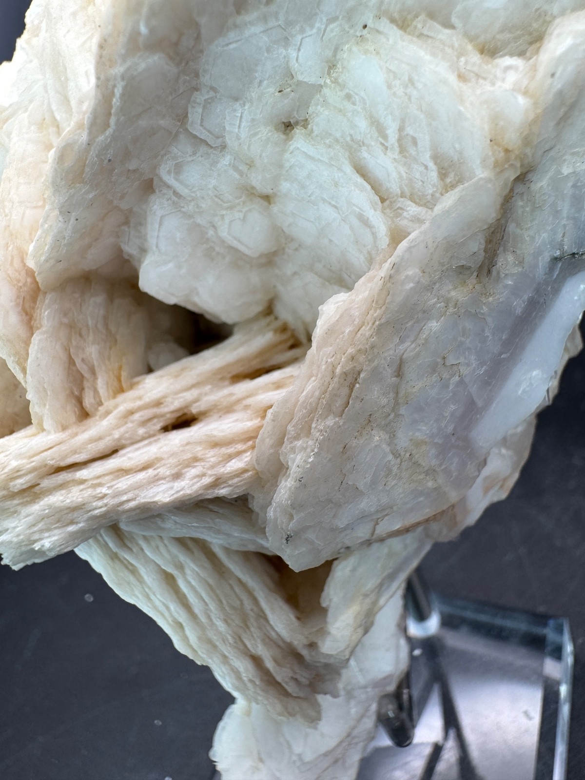 6672 Lovely White Petal Calcite with Pink UV Hu Bei 654g