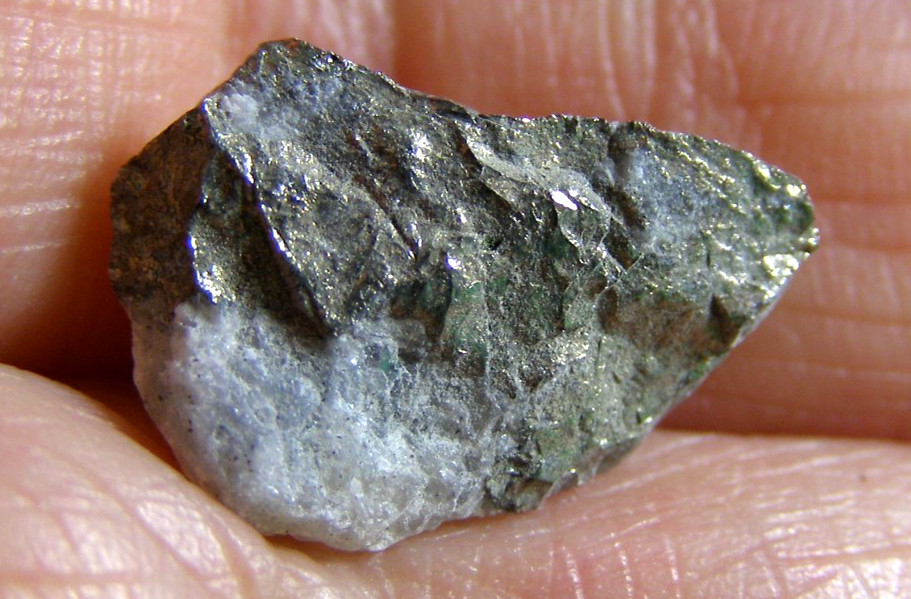 TINY NATURAL MOHAWKITE PIECE – 1.5 x 1.1 x 0.6 cms 2.92 gms #12 – USA