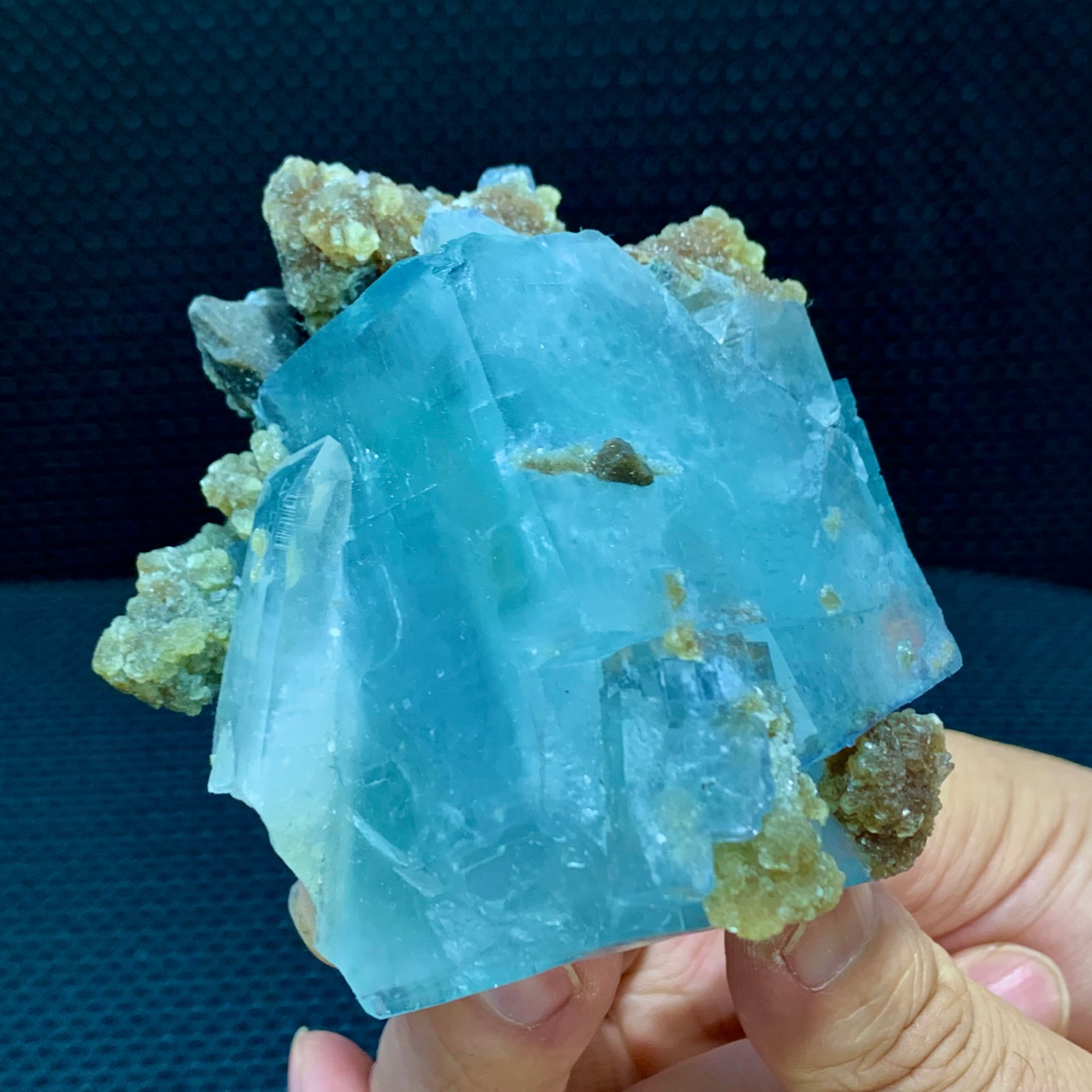 314G Rare transparent blue cubic fluorite mineral crystal sample/China