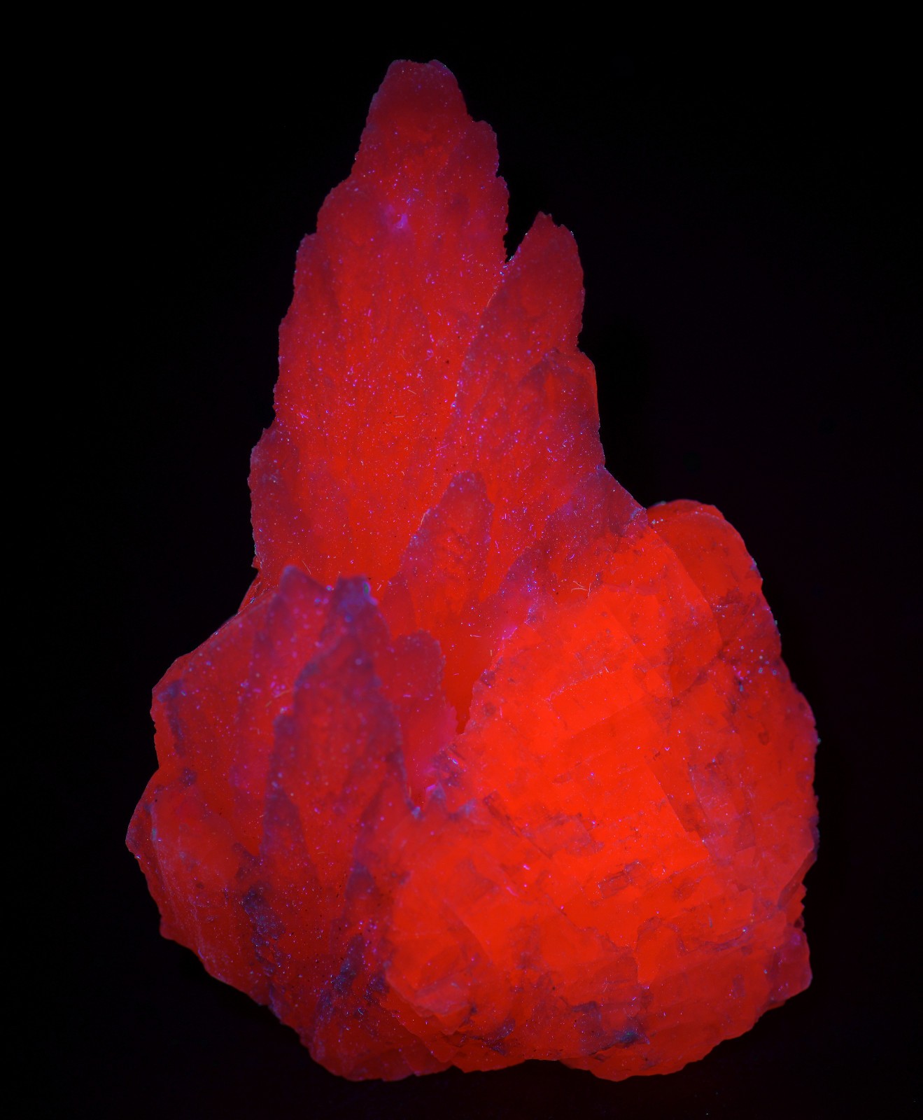 Manganese bearing Calcite crystals, lovely form, UV. Peru. 123 grams.