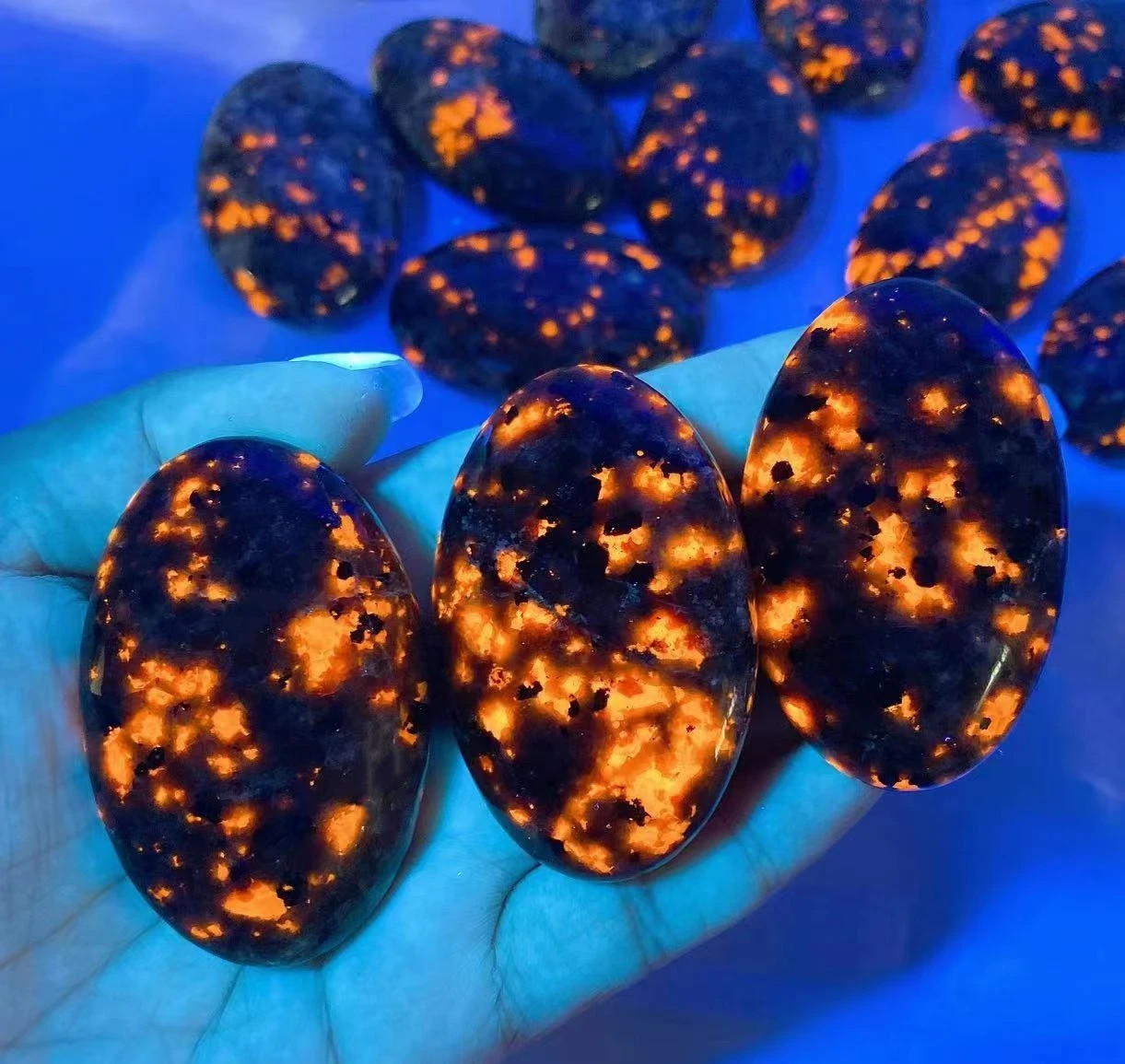 2025HOT! Yooperlite Palmstone UV Reactive Fluorescent Glowing Fire Rocks Stone