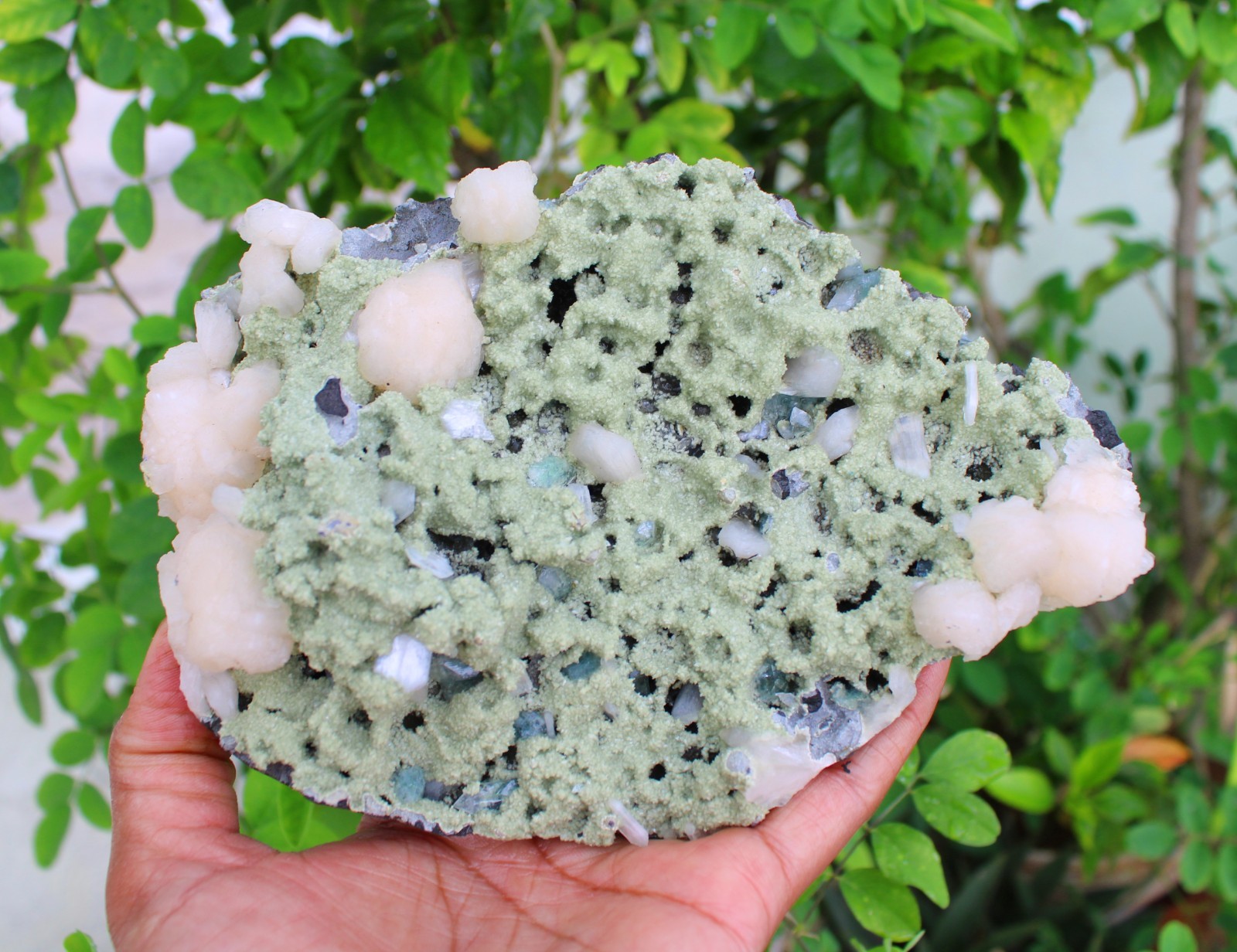 STILBITE FORMAT ON GREEN MATRIX NATURAL MINERALS SPECIMEN