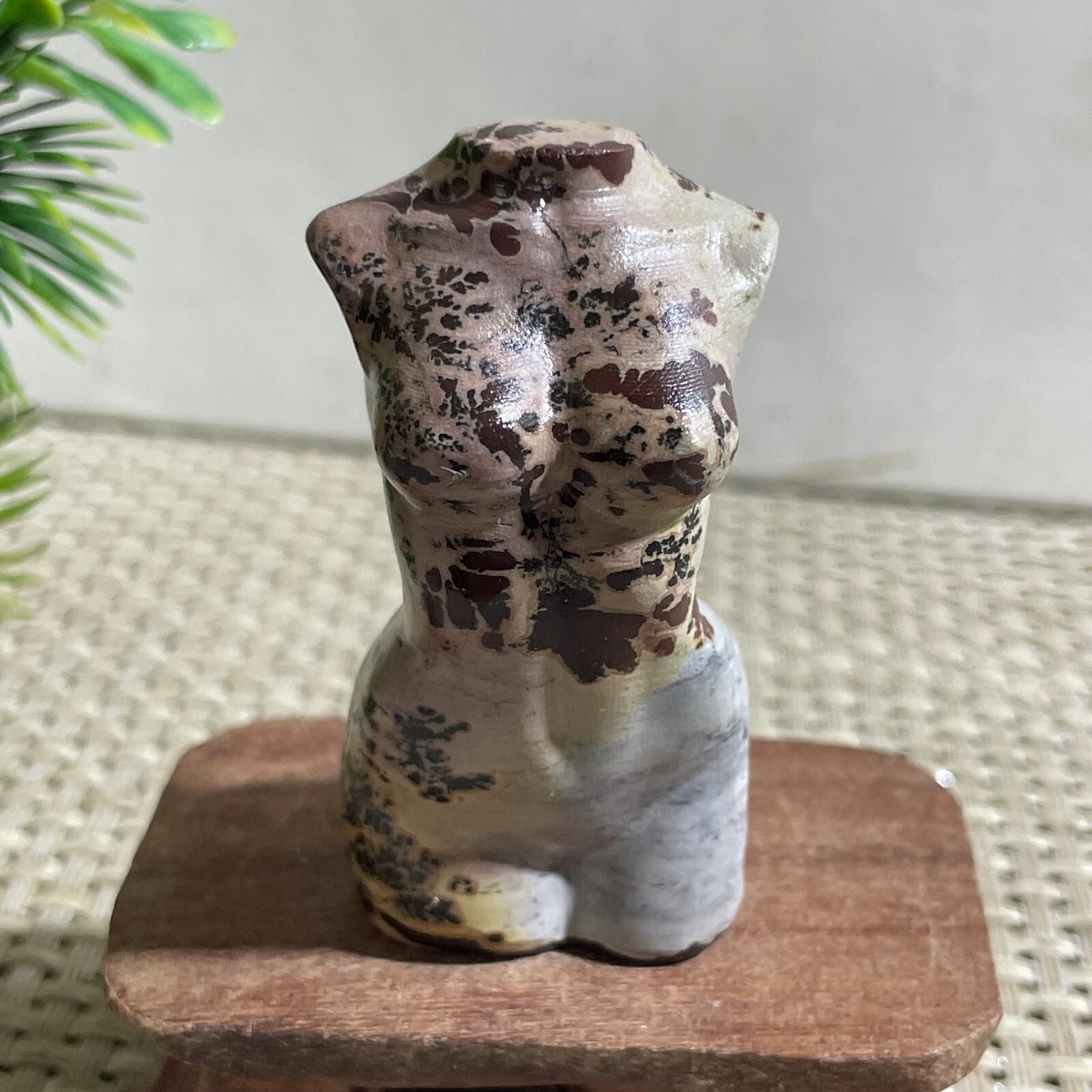 Rare 54G Natural Traditional Chinese PaintingHand Carving Female Model